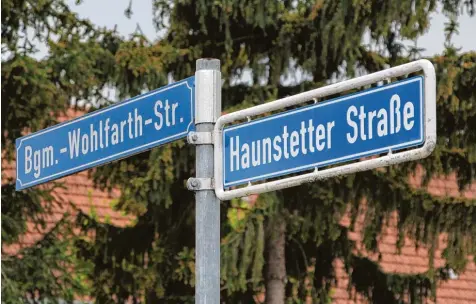  ?? Foto: Hermann Schmid ?? Dass eine durchgehen­de Straße mehrere Namen trägt – wie die alte B 17, die im mittleren Teil Bürgermeis­ter Wohlfarth Straße heißt, nördlich davon Haunstette­r Straße und im Süden Landsberge­r Straße – soll nach den neuen Leitlinien künftig ausgeschlo­ssen...