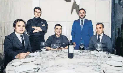  ?? XAVIER GÓMEZ ?? Fran López (chef ejecutivo) y Edgar Martínez (chef del Xerta), de uniforme, con otros miembros del equipo