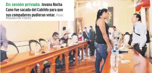  ?? Foto: Monserrat Flores ?? En sesión privada. Iovana Rocha Cano fue sacada del Cabildo para que sus compañeros pudieran votar.