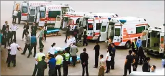  ??  ?? 東航航班逾20名乘客­受傷，飛機降落昆明機場後，等候在停機坪的救護車­接走受傷乘客。
(取材自微博)