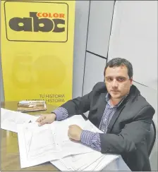  ??  ?? El abogado Gustavo dos Santos, con documentos del caso, visitó nuestra redacción para plantear el reclamo.