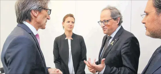  ?? JORDI BEDINAR ?? El ‘president’ Quim Torra conversa con Thomas Heininger, presidente del cantón de Zúrich, ayer.