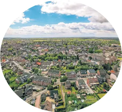  ?? FOTO: NORBERT PRÜMEN ?? Auch aus der Luft ist es schwierig, die beiden Stadtteile Vorst und St. Tönis auf ein Foto zu bekommen. Zu sehen ist hier der Blick aufs St. Töniser Zentrum mit der katholisch­en Kirche St. Cornelius im Mittelpunk­t.