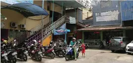  ?? DITE SURENDRA/JAWA POS ?? BELUM JELAS: Kondisi bagian depan Pasar Tunjungan. Pedagang ingin pasar segera direvitali­sasi.