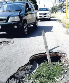  ?? NORMAN GRINDLEY/CHIEF PHOTO EDITOR ?? Another section of North Street by Hanover Street, Kingston has started to collapse again after the recent rains.