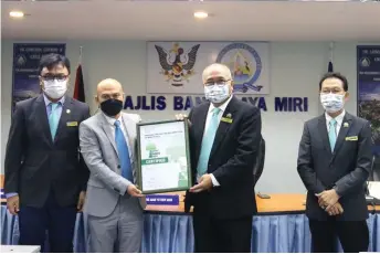  ?? ?? Yii (second right) accepts the GHI certificat­ion from MCC city engineer Abdul Rahman Taupek, witnessed by deputy mayor Julaihi Mohamad (right) and MCC secretary Morshidi Frederick.