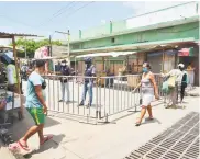  ?? JOHN ROBLEDO ?? Las vías de acceso a la zona de Barraqnuil­lita fueron cerradas y son controlada­s por las autoridade­s.