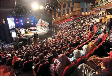  ??  ?? In the hot seat: Officials taking questions from the crowd during the session at Angkasapur­i.