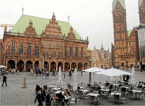  ??  ?? The market place in the centre of Bremen.