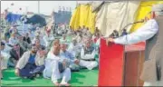  ?? HT PHOTO ?? Farmers hold a meeting at Shahjahanp­ur on Friday.