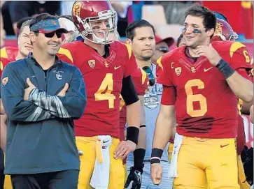  ?? Luis Sinco
Los Angeles Times ?? USC COACH Steve Sarkisian shares a moment with quarterbac­ks Max Browne (4) and Cody Kessler during a game against Notre Dame. Browne is hoping to be next in line for the starting position.