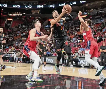  ?? AL DIAZ adiaz@miamiheral­d.com ?? Heat guard Max Strus, one of he key contributo­rs off the bench, drives to the basket against the Wizards in the first half at FTX Arena on Thursday night. Strus was a plus-11 against the Wizards in Miami’s win.
