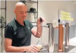  ??  ?? El maestro cervecero tira una caña de la cerveza que ha creado.