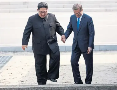  ?? KOREA SUMMIT PRESS POOL VIA THE ASSOCIATED PRESS ?? The Korean leaders cross the border hand in hand. Both have been careful not to alienate allies, Thomas Walkom writes.