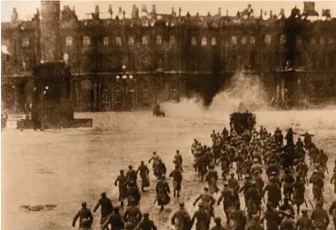  ?? Foto: AFP/TASS ?? Sturm auf das Winterpala­is im Film »Oktober« des Regisseurs Sergej Eisenstein