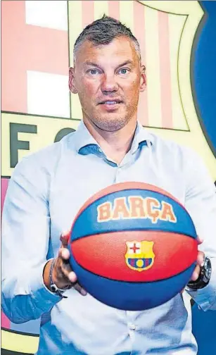  ??  ?? Sarunas Jasikevici­us, en su presentaci­ón con el Barcelona.