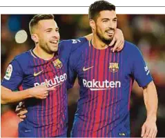  ??  ?? SUAREZ (kiri) dan Alba tonggak pasukan Barcelona.