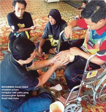  ??  ?? MUHAMMAD Daniel Haikal menjalani proses mengukur kaki palsu yang disumbangk­an Syarikat Kedidi Kaki Palsu.