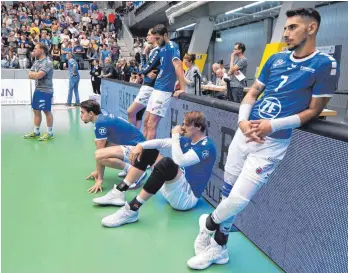  ?? FOTO: DPA ?? Bedient: Die Volleyball­er des VfB Friedrichs­hafen sind nach dem verlorenen fünften Finale in der ZF- Arena fassungslo­s.