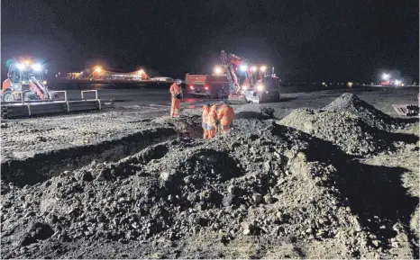  ?? FOTO: FLUGHAFEN MEMMINGEN ?? Der Ausbau des Allgäu-Airports hat begonnen: In einem ersten Schritt heben nachts Baukolonne­n Kabelgräbe­n für Leerrohre neben der Start- und Landebahn aus. Im Hintergrun­d die beleuchtet­e Abfertigun­gshalle.