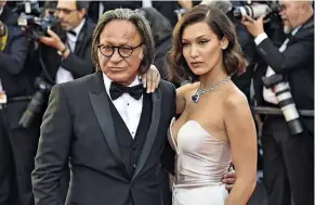  ??  ?? FOTO CON PAPÀ Bella al Festival di Cannes con il padre, l’imprendito­re immobiliar­e palestines­e Mohamed Hadid, 68 anni.