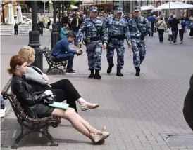  ?? Bild: WIKTOR NUMMELIN ?? SYNS PÅ STAN. Polispatru­ller förekommer flitigt på gatorna i Moskva efter en lång rad blodiga terrordåd under de senaste 30 åren.