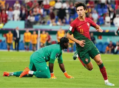  ?? AP ?? DEBUT... Y GOL CLAVE Joao debutó de titular en el Mundial marcando un tanto de bella factura. Colocaba el 2-1 para Portugal, que terminó ganando 3-2 a Ghana.