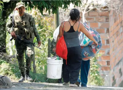  ?? FOTO ?? La comuna 13 ha sido escenario de varios desplazami­entos intraurban­os en la última década. Junto a Robledo y Belén, son las comunas más afectadas por este delito.