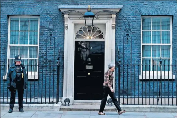  ?? / ADRIAN DENNIS (AFP) ?? La primera ministra británica, Theresa May, camina ayer frente al 10 de Downing Street.