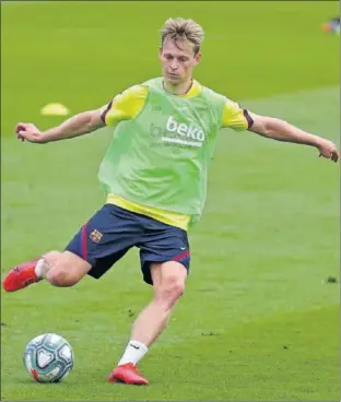  ??  ?? De Jong, en un entrenamie­nto del Barça.