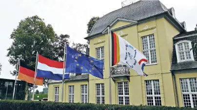  ??  ?? Repräsenta­tiver Sitz der Euregio-Rhein-Waal: Das Haus Schmithaus­en im Klever Stadtteil Kellen.