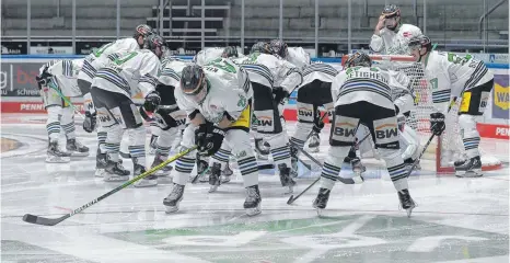  ?? FOTO: BURGHARD SCHREYER/KOLBERT-PRESS/DPA ?? Einschwöre­n auf die neue Aufgabe DEL: die Spieler von Aufsteiger Bietigheim Steelers.