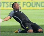  ?? /Sydney Mahlangu /BackpagePi­x ?? Positive vibe: SA captain Itumeleng Khune celebrates a goal against Burkina Faso on Saturday.