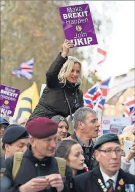  ?? / ANDY RAIN (EFE) ?? Partidario­s del UKIP y del Brexit, ayer en Londres.