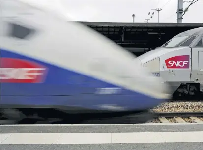  ??  ?? Der TGV aus dem Hause Alstom ist der Vorzeigezu­g der französisc­hen Staatsbahn­en SNCF. Eine mögliche Gemeinscha­ftsfahrt von TGV und dem Siemens-Zug ICE wird kritisch gesehen.