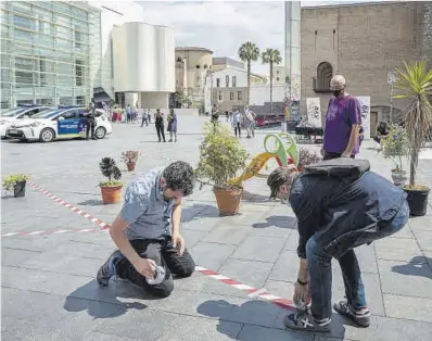  ?? Manu Mitru ?? Varios vecinos delimitan toda la superficie que perderá la plaza de los Àngels a favor del Macba, ayer.