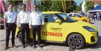  ?? Foto: Peter Draxlbauer ?? Automobilv­erkäufer Johannes Fischer und die Geschäftsf­ührer Christoph und Martin Schaller freuten sich, den Besuchern den brandneuen Suzuki Swift Sport vorführen zu können.