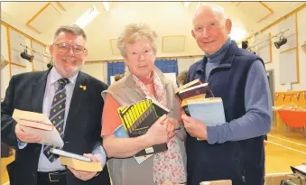  ?? ?? Easdale Branch of the Royal British Legion Scotland chairman Ron Hetheringt­on at Saturday’s book sale and blether with Ann and Stuart Reid, who helped organise the event.
