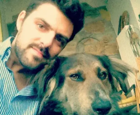  ??  ?? Inseparabi­li Mattia Mingarelli con il suo cane Dante. Mattia, comasco, è scomparso a inizio dicembre in Valmalenco, dove si era recato per una vacanza. Il suo corpo è stato ritrovato la vigilia di Natale