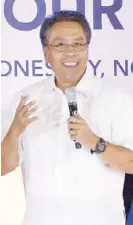  ??  ?? Presidenti­al bets Mar Roxas and Grace Poe speak at ‘Meet Your Candidates’ forum.