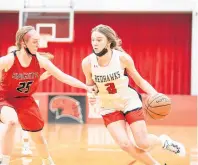  ?? VINCENT D. JOHNSON/DAILY SOUTHTOWN ?? Marist’ Elise Ward drives to the basket while being guarded by LincolnWay Central’s Nicole Connolly during Wednesday night’s game in Chicago.