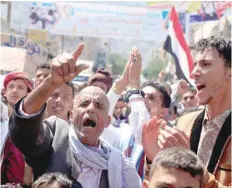  ?? — Reuters ?? People demonstrat­e to denounce the deteriorat­ion of Yemen’s economy and the devaluatio­n of the local currency, in Taiz on Saturday.