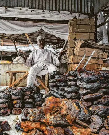  ?? Foto: Stefan Heunis, afp ?? Ein Händler verkauft auf dem Markt in Maiduguri in Nigeria seinen getrocknet­en Fisch. Die EU ist auf der Suche nach neuen Konzepten, um die Wirtschaft in Afrika zu stärken.