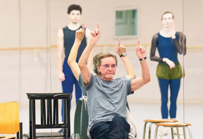  ?? ?? Choreograa­f Jirí Kylián repeteert ‘Wings of Wax’ bij Het Nationale Ballet