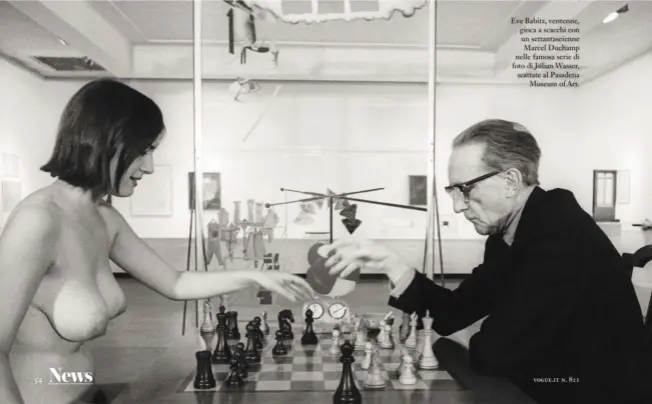  ??  ?? Eve Babitz, ventenne, gioca a scacchi con un settantase­ienne Marcel Duchamp nelle famosa serie di foto di Julian Wasser, scattate al PasadenaMu­seum of Art.
