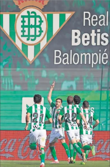  ??  ?? GOL TEMPRANERO. Jonas celebra junto a sus compañeros el 1-0 del Betis, a poco de comenzar.