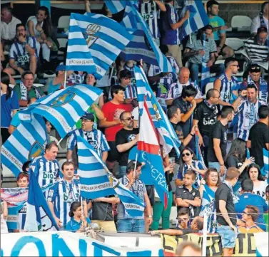  ??  ?? La afición de la Ponferradi­na espera ayudar al equipo a sumar una victoria ante el Sporting.