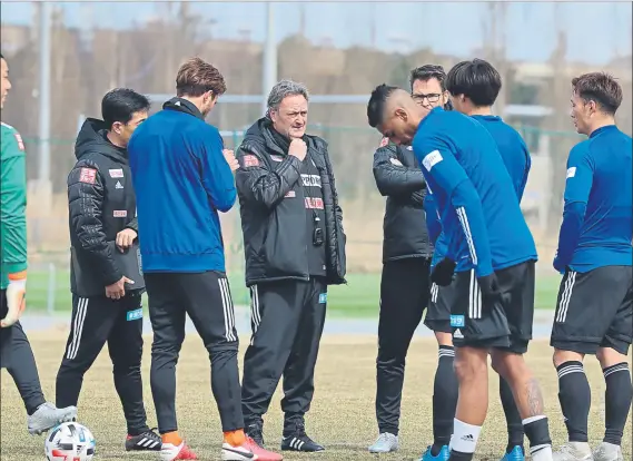  ?? FOTO: NIIGATA ALBIREX ?? Albert Puig, en el centro, tiene de segundo entrenador a Óscar Hernández, ex técnico de la cantera del Barça que estuvo en la FCB Escola en Japón y quién descubrió a Take Kubo