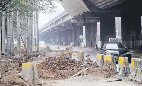  ??  ?? ► Los trabajos en la avenida Vicuña Mackenna comenzaron hace dos años. OBRAS INCONCLUSA­S Av. Matta