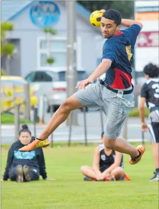  ?? PICTURE / DEBBIE BEADLE ?? Tyreece Stevens from Northland College takes aim in the Div 2 match against Te Kapehu Whetu Kura at the Northland secondary schools regional ki-o-rahi championsh­ips in Kaikohe on Friday.